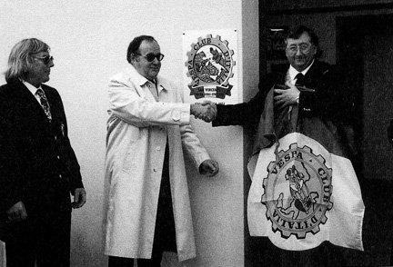 1999, San Vincenzo. Inaugurazione sede: consegna della bandiera da parte del Presidente del Vespa Club d’Italia, Roberto Leardi.